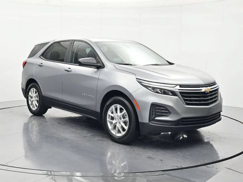 Used 2023 Chevrolet Equinox LS w/ LS Convenience Package FWD image 3