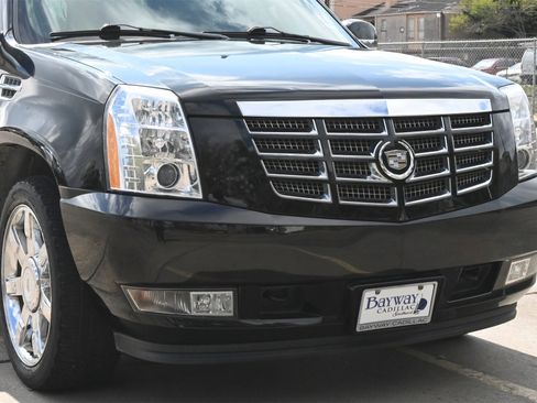 Used 2011 Cadillac Escalade Luxury image 28