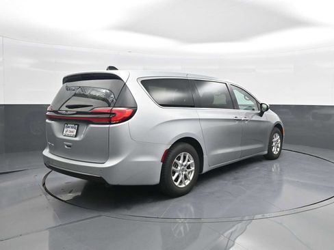 Used 2023 Chrysler Pacifica Touring-L FWD image 7
