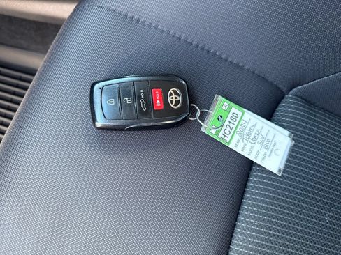 Used 2024 Toyota Venza LE AWD/4WD image 29