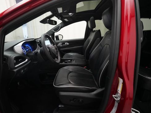 Used 2025 Chrysler Pacifica Limited FWD image 6
