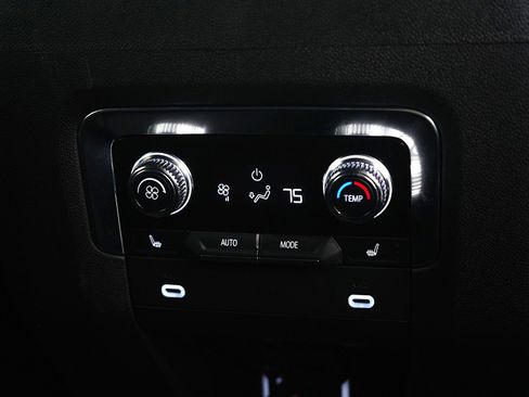 Used 2024 GMC Yukon SLT w/ SLT Luxury Package image 18