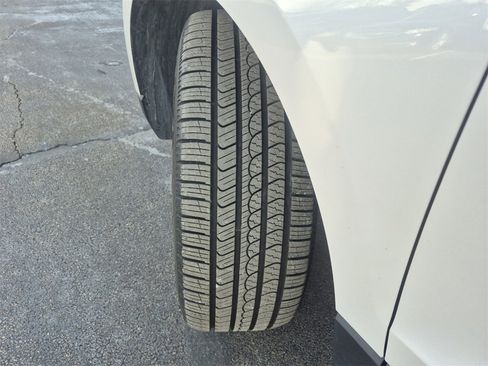 Used 2018 Ford Edge Titanium w/ Cold Weather Package image 24