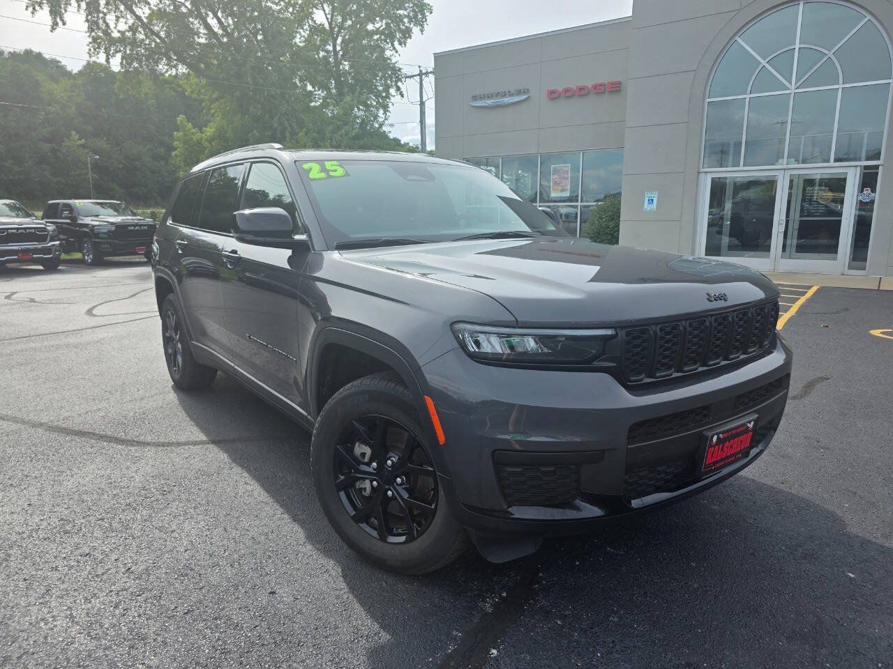 Used 2025 Jeep Grand Cherokee L Laredo AWD/4WD image 3