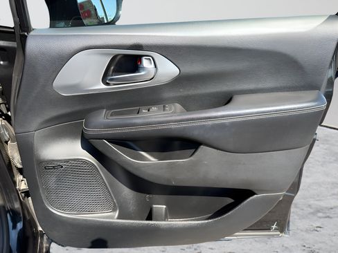 Used 2020 Chrysler Pacifica Limited FWD image 44