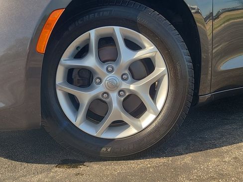 Used 2018 Chrysler Pacifica Touring Plus w/ Tire & Wheel Group FWD image 9
