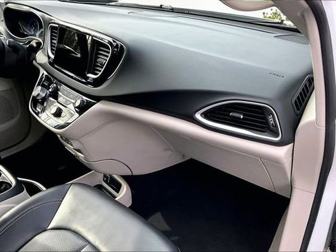Used 2023 Chrysler Pacifica Touring-L FWD image 15