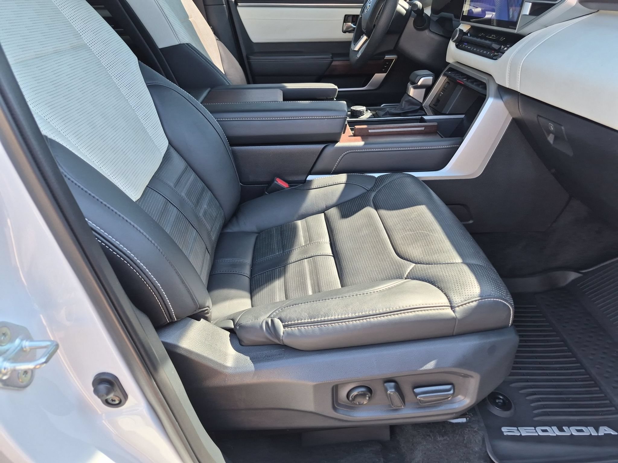 Used 2025 Toyota Sequoia Capstone AWD/4WD image 19