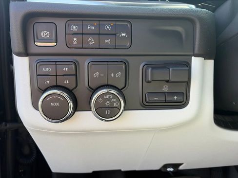 Used 2025 Chevrolet Tahoe Premier AWD/4WD image 18