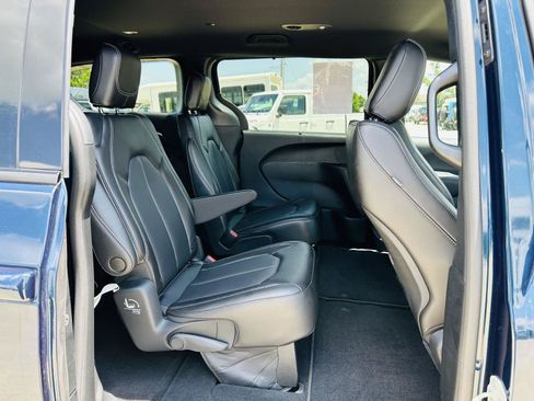 Used 2023 Chrysler Pacifica Touring-L w/ S Appearance Package FWD image 30