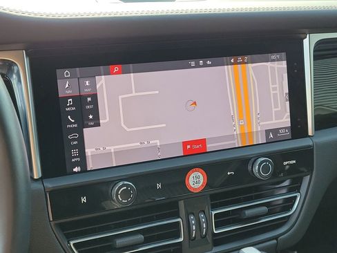 Certified 2024 Porsche Macan AWD/4WD image 31