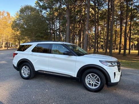 Used 2025 Ford Explorer Active w/ Active Comfort Package image 3