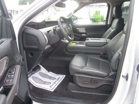 Used 2025 Ford Expedition Active RWD image 12