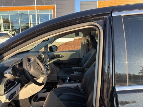 Used 2024 Chrysler Pacifica Touring-L image 11