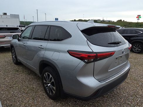 Used 2021 Toyota Highlander XLE AWD/4WD image 4