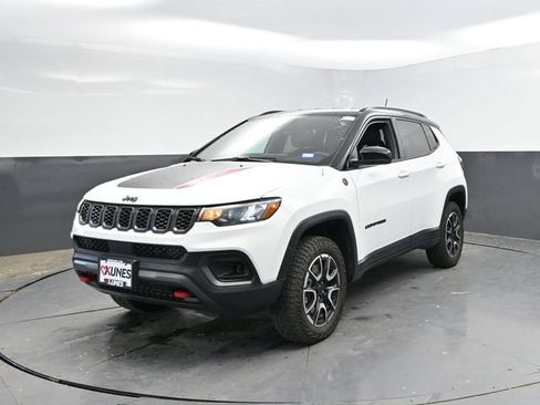 Used 2025 Jeep Compass Trailhawk AWD/4WD image 8