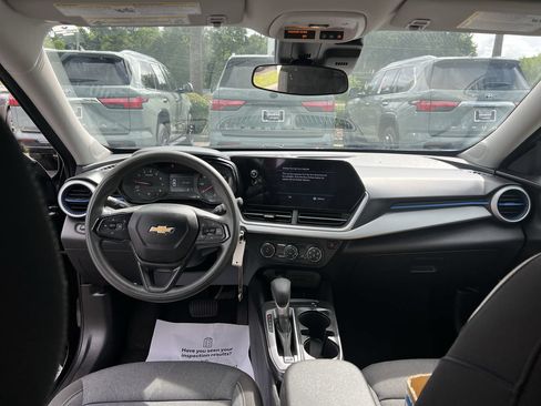 Used 2025 Chevrolet Trax LS FWD image 31