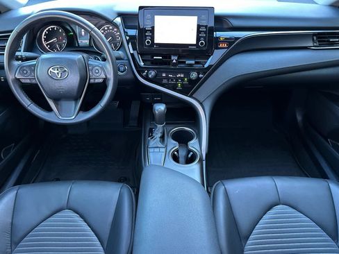 Used 2024 Toyota Camry SE image 3