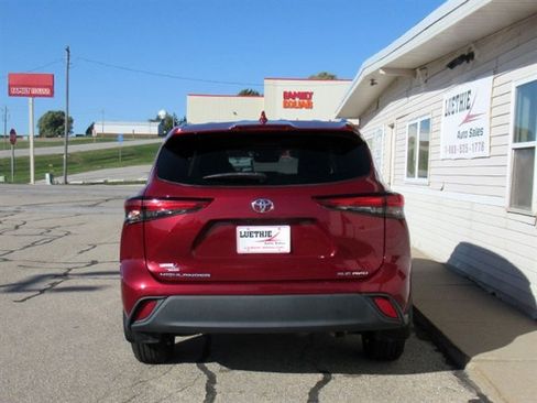 Used 2020 Toyota Highlander XLE image 8