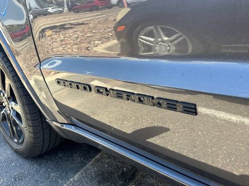 Used 2018 Jeep Grand Cherokee Altitude AWD/4WD image 7