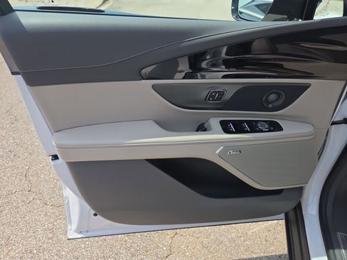 Used 2025 Lincoln Nautilus Reserve w/ Jet Appearance Package image 5