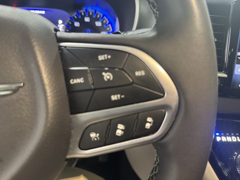 Used 2024 Chrysler Pacifica Touring-L FWD image 19