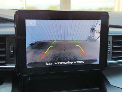 Used 2020 Ford Explorer XLT w/ Equipment Group 202A RWD image 9