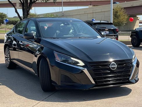 Used 2025 Nissan Altima 2.5 SV FWD image 3