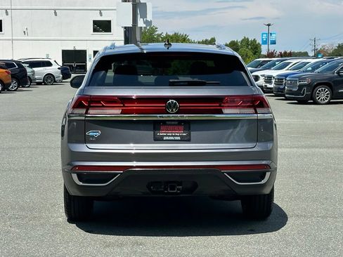 Used 2024 Volkswagen Atlas Cross Sport SE w/ Panoramic Sunroof Package FWD image 8