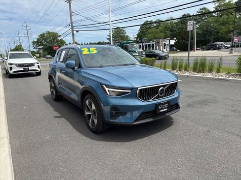 Certified 2025 Volvo XC40 B5 Plus AWD/4WD image 6