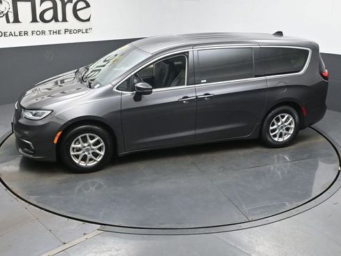 Used 2023 Chrysler Pacifica Touring-L FWD image 58