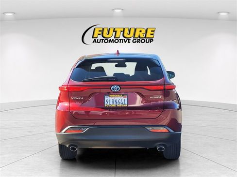 Used 2022 Toyota Venza LE image 8