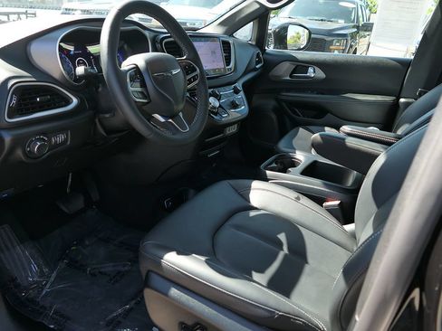 Used 2025 Chrysler Voyager LX FWD image 10
