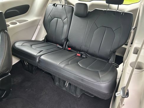 Used 2019 Chrysler Pacifica Touring-L w/ Tire & Wheel Group FWD image 13