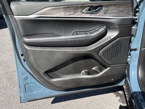 New 2027 Jeep Grand Cherokee Limited RWD image 10