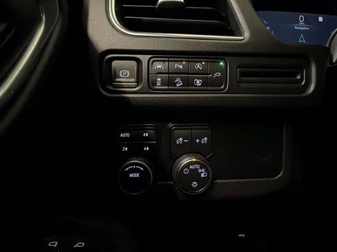 Used 2022 Chevrolet Tahoe Z71 w/ Luxury Package AWD/4WD image 19