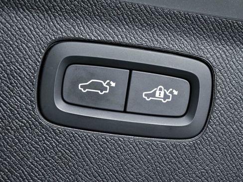 Certified 2025 Volvo XC90 B5 Plus AWD/4WD image 35