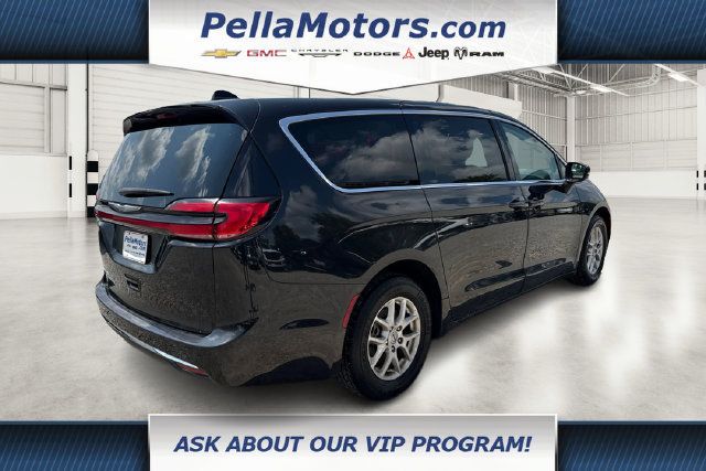 Used 2023 Chrysler Pacifica Touring-L FWD image 3