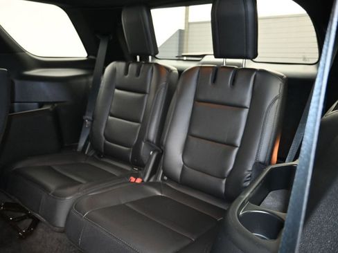Used 2018 Ford Explorer XLT w/ Equipment Group 202A FWD image 23