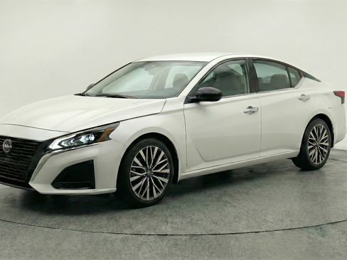 Used 2025 Nissan Altima 2.5 SV image 3
