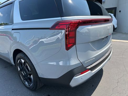 New 2026 Kia Carnival EX image 9