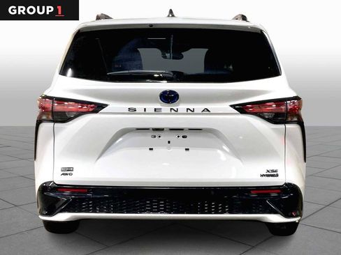 Used 2023 Toyota Sienna XSE image 4