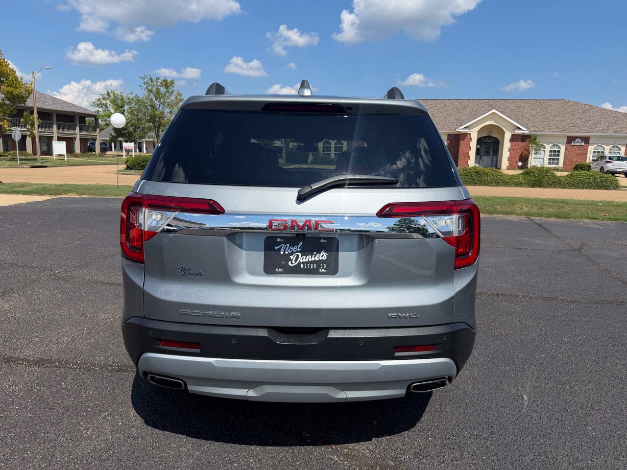 Used 2023 GMC Acadia SLT AWD/4WD image 6