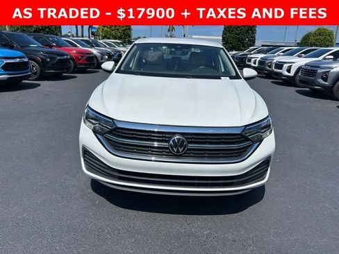 Used 2023 Volkswagen Jetta SE FWD image 2
