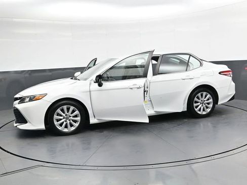 Used 2018 Toyota Camry LE FWD image 34