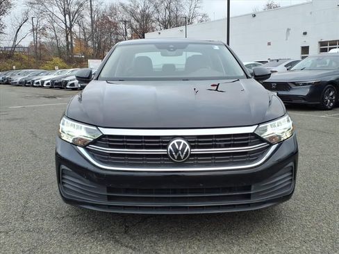 Used 2024 Volkswagen Jetta SE FWD image 2