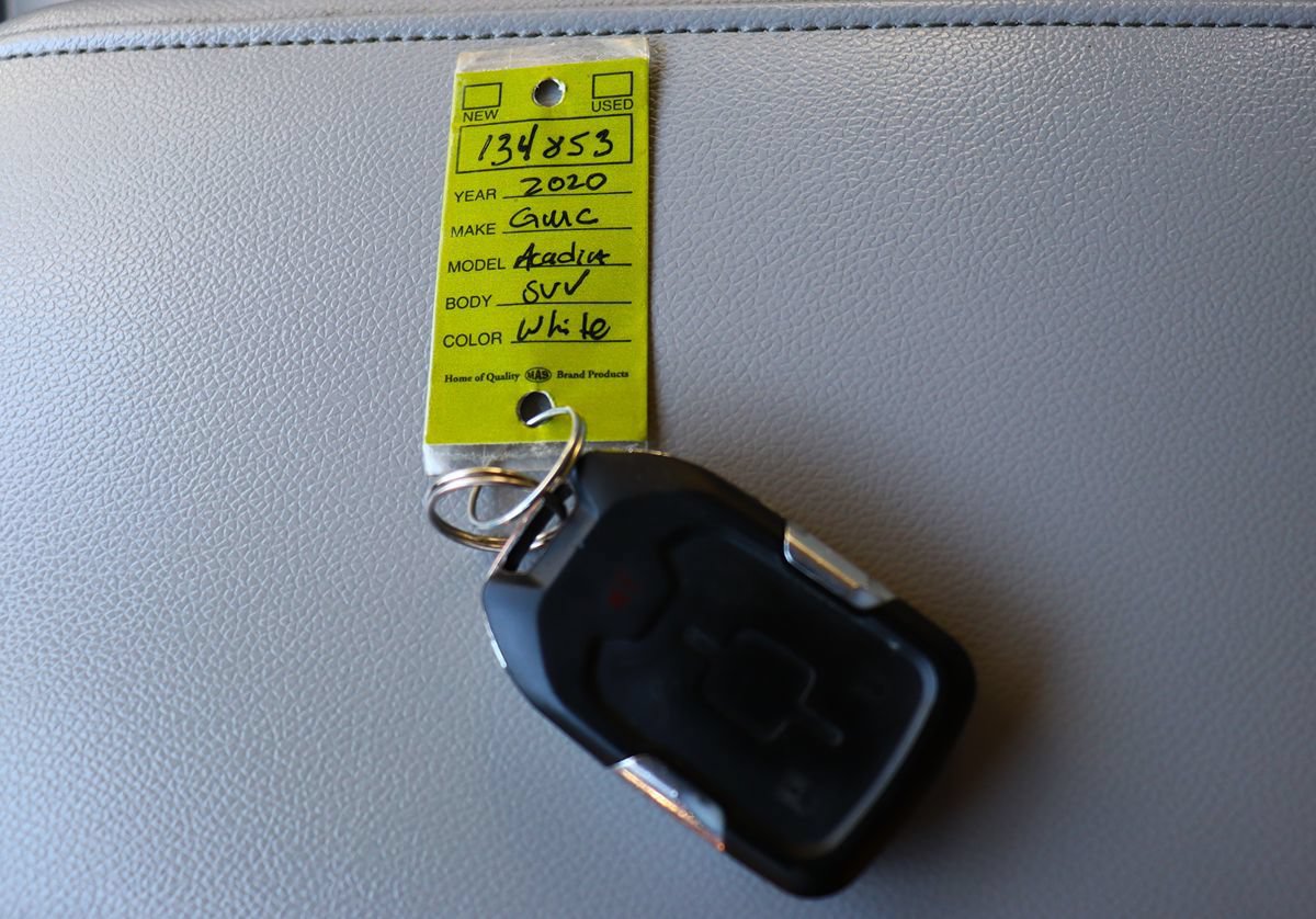 Used 2020 GMC Acadia SLT w/ LPO, Cargo Package FWD image 61