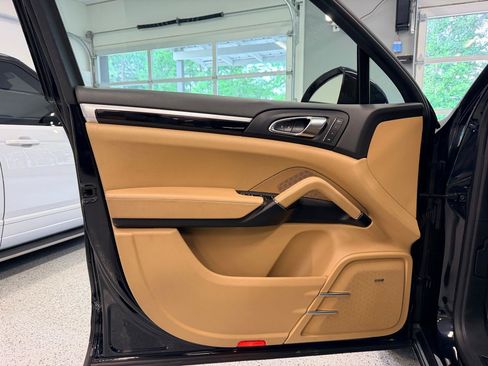 Used 2016 Porsche Cayenne AWD/4WD image 15