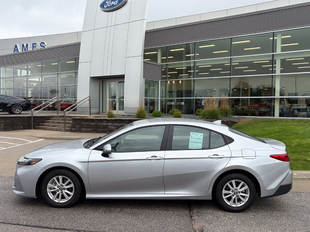 Used 2025 Toyota Camry LE FWD image 3
