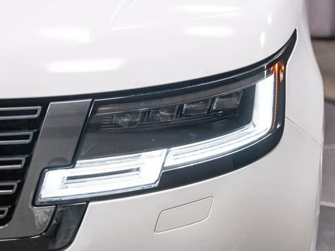 Used 2024 Land Rover Range Rover SE image 11